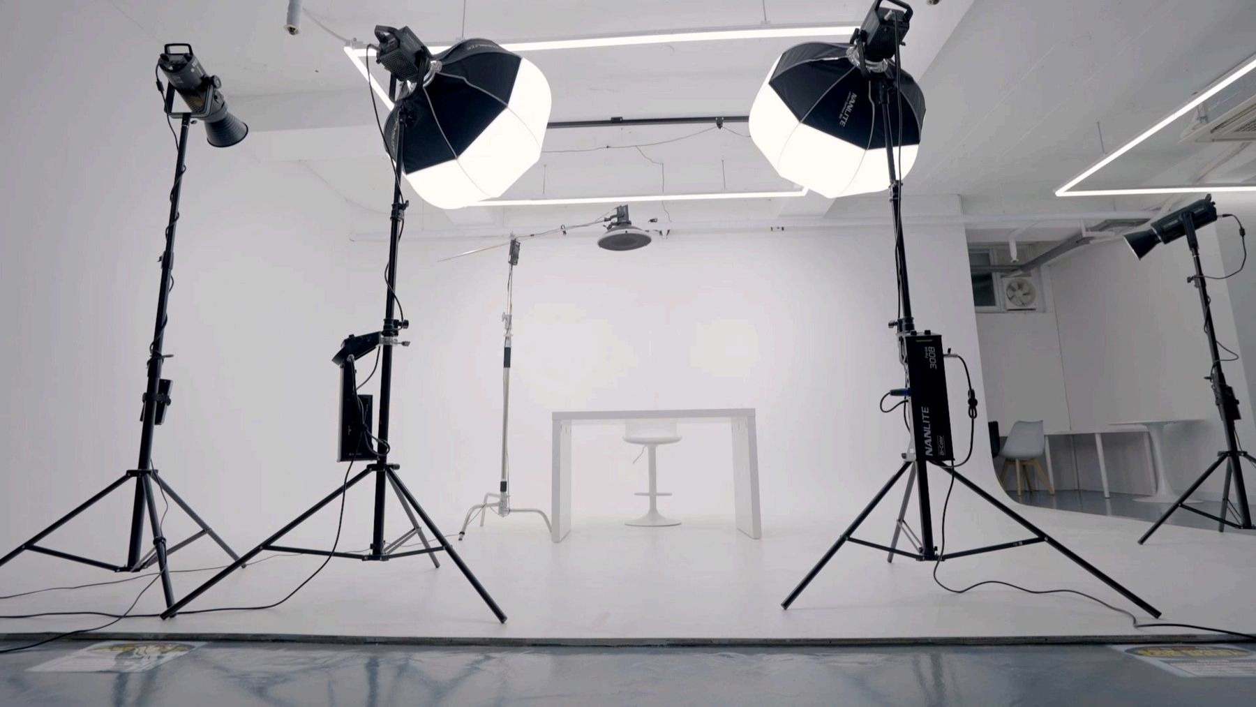 조명과 카메라, 모니터가 세팅된 화이트 호리존 스튜디오